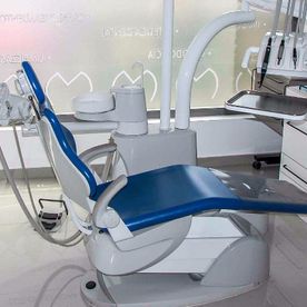 silla azul para paciente 